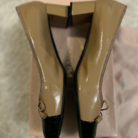 Prada captoe pump with bow : beige/ black - Picture 7 of 7